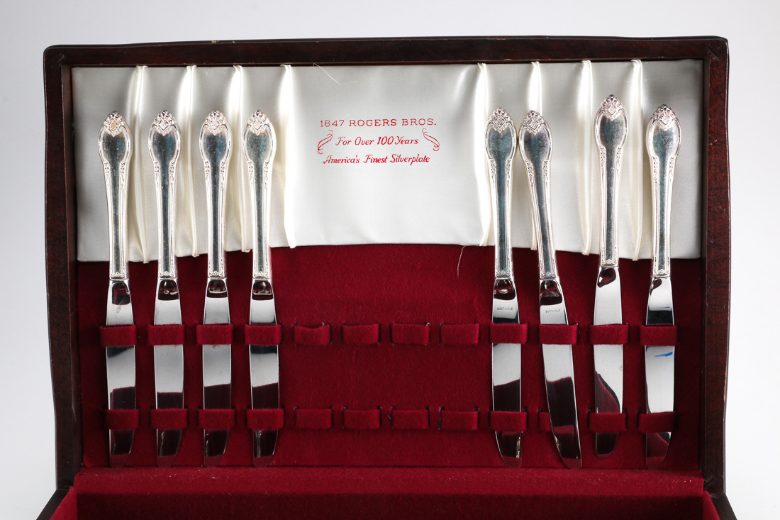 1847 Rogers Bros "Remembrance" Silverplated Flatware Set