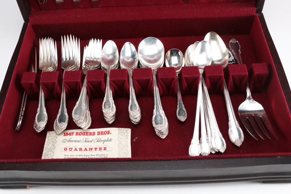 1847 Rogers Bros "Remembrance" Silverplated Flatware Set