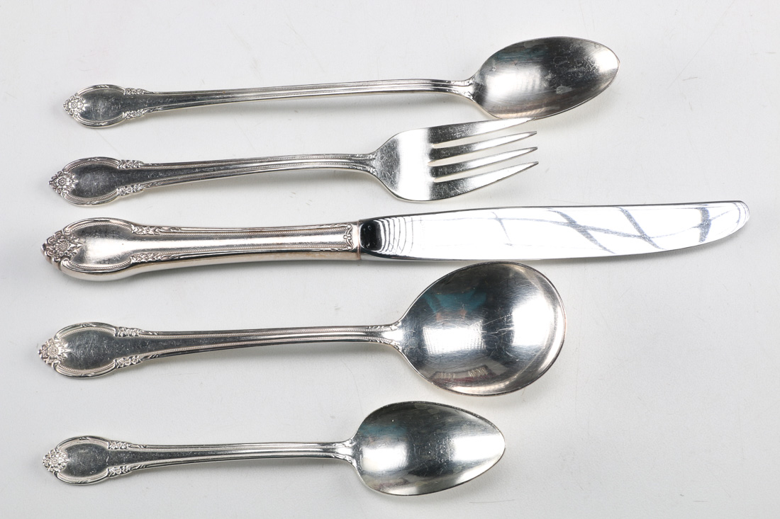 1847 Rogers Bros "Remembrance" Silverplated Flatware Set