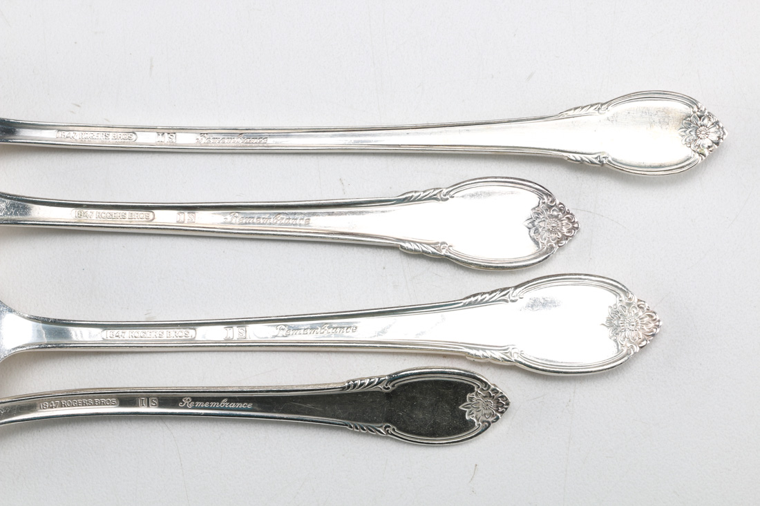 1847 Rogers Bros "Remembrance" Silverplated Flatware Set