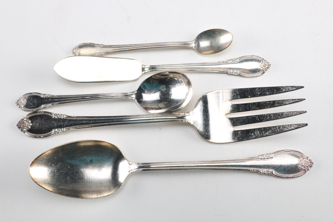 1847 Rogers Bros "Remembrance" Silverplated Flatware Set