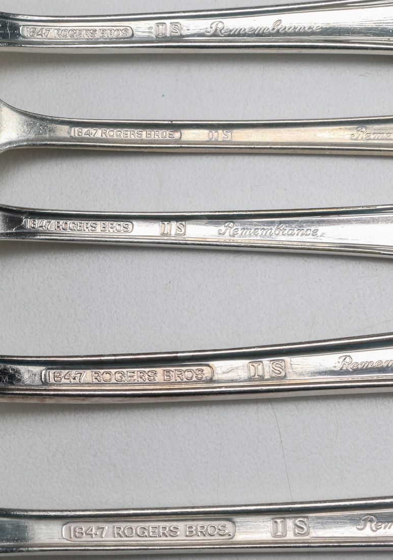 1847 Rogers Bros "Remembrance" Silverplated Flatware Set