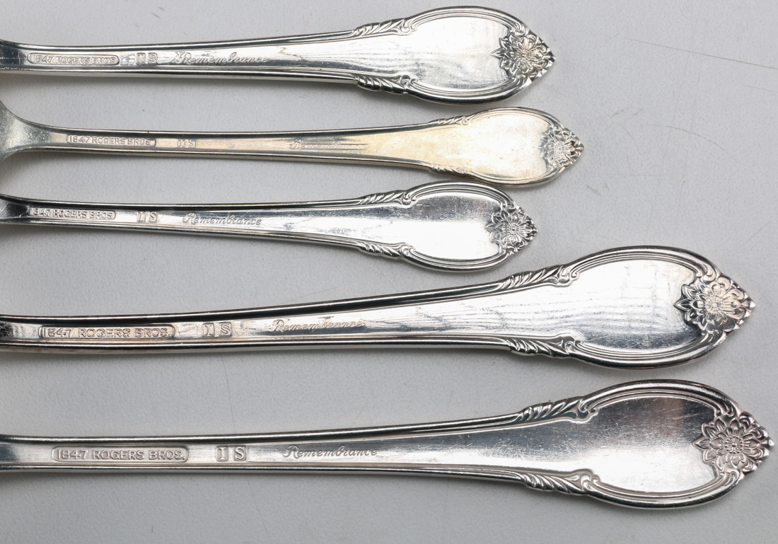 1847 Rogers Bros "Remembrance" Silverplated Flatware Set