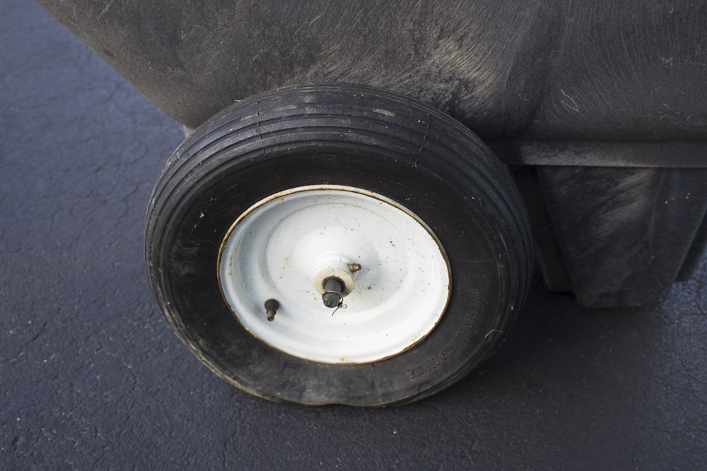 Rubbermaid Yard Cart