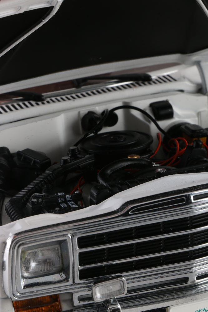 AUTOart 1989 Jeep Grand Wagoneer Die-Cast Car