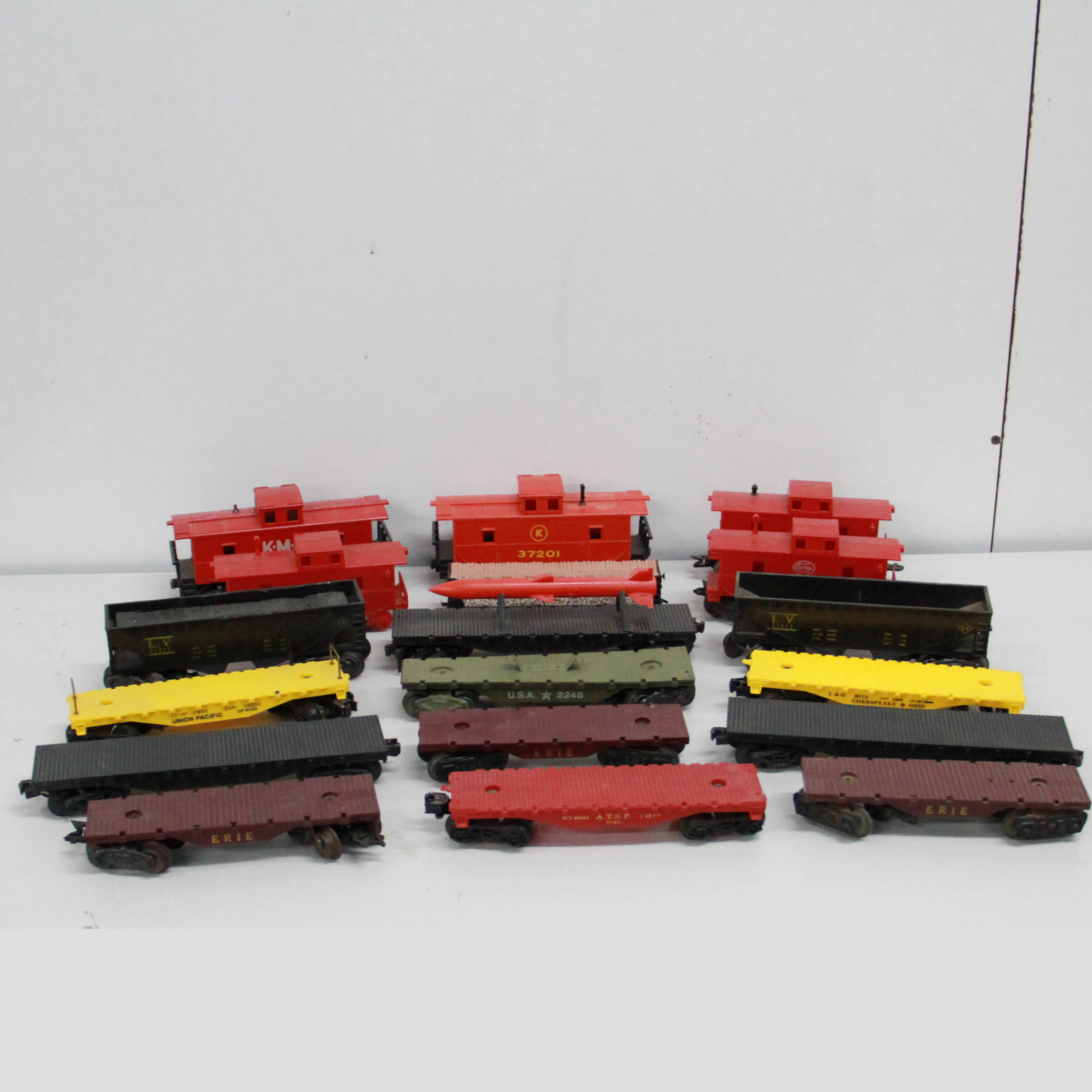 Vintage Plastic Flat Cars and Cabooses Including Marx