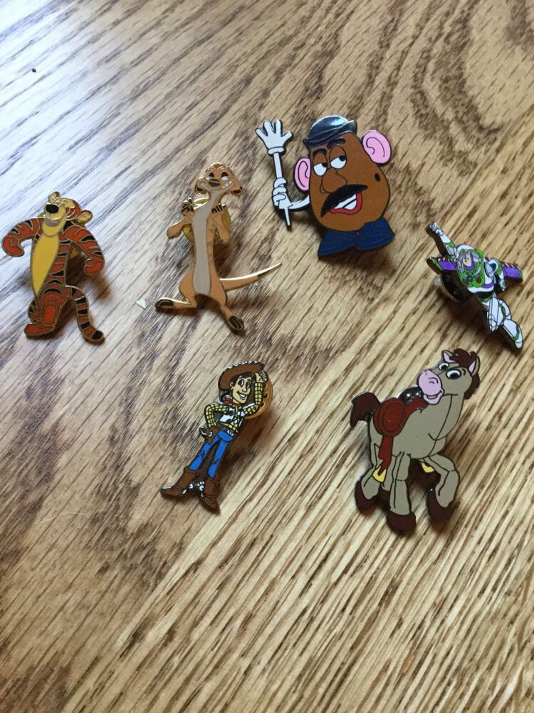 **RELOTTED TO 060  Disney Pins.