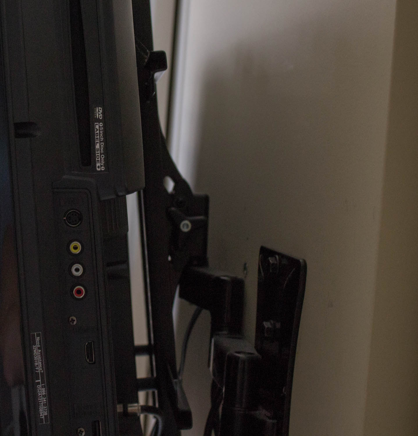 Magnavox 32" Flat Screen Television With Built-In DVD Player