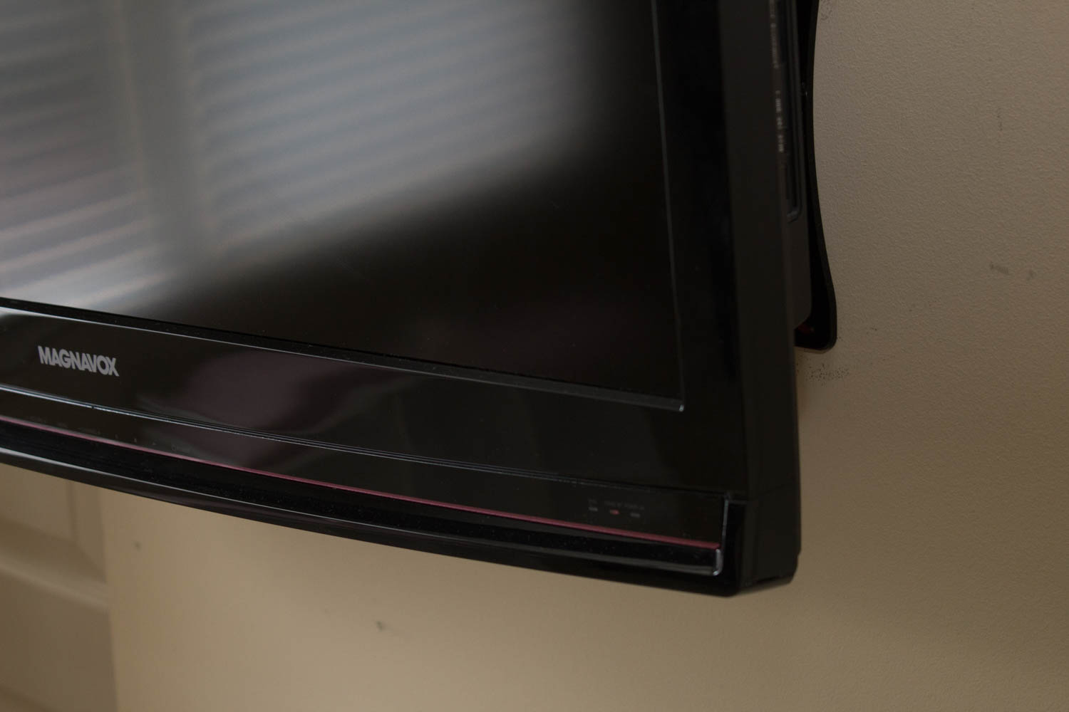 Magnavox 32" Flat Screen Television With Built-In DVD Player