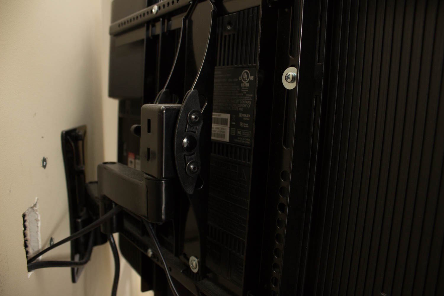 Magnavox 32" Flat Screen Television With Built-In DVD Player