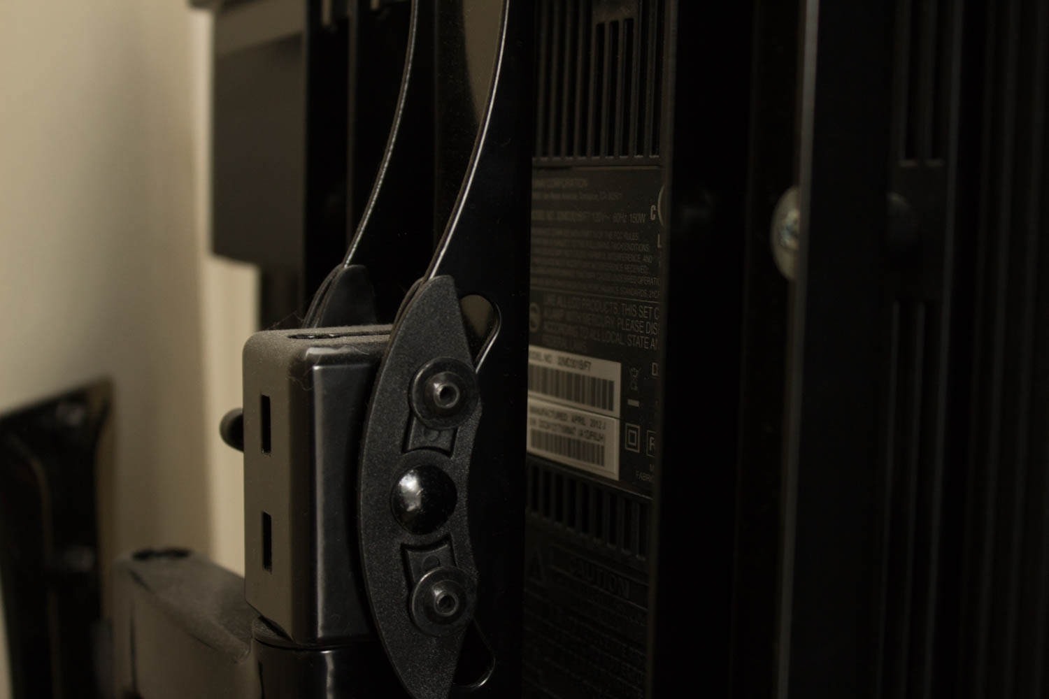 Magnavox 32" Flat Screen Television With Built-In DVD Player