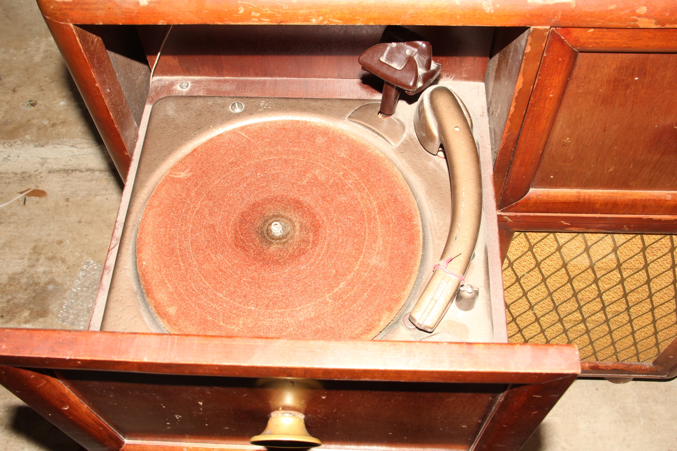 1940s Howard Model 909 Radio Phonograph Cabinet