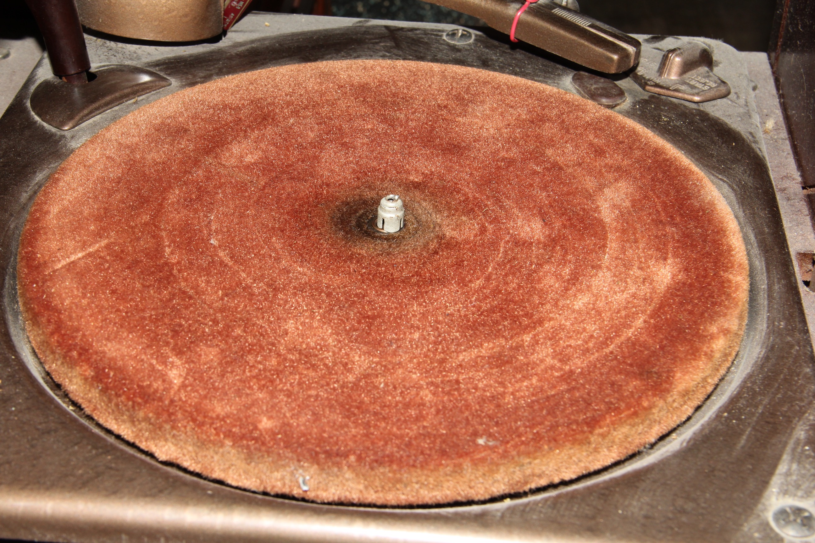 1940s Howard Model 909 Radio Phonograph Cabinet