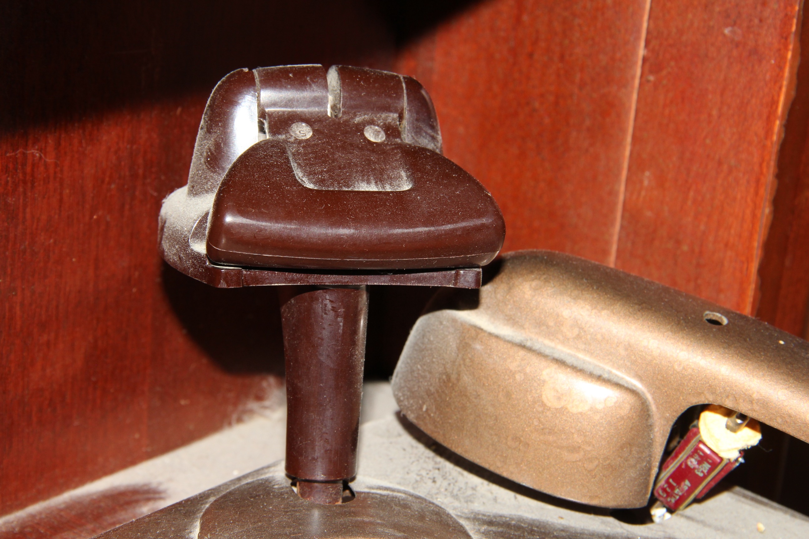 1940s Howard Model 909 Radio Phonograph Cabinet