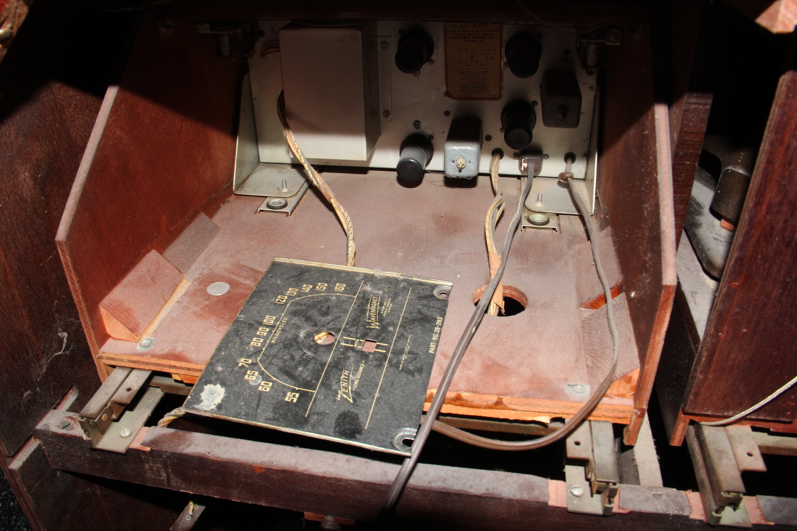 1940s Howard Model 909 Radio Phonograph Cabinet