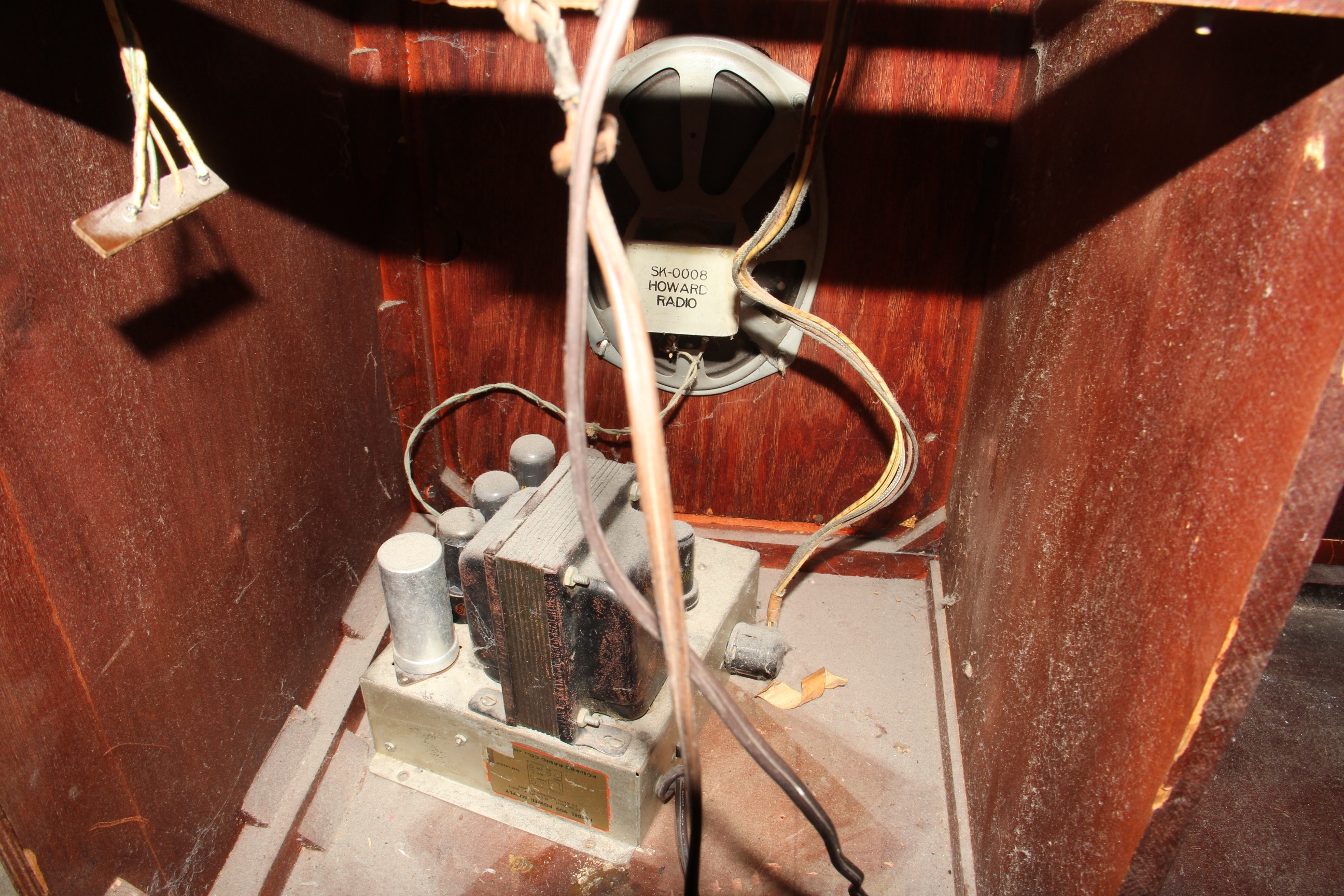 1940s Howard Model 909 Radio Phonograph Cabinet