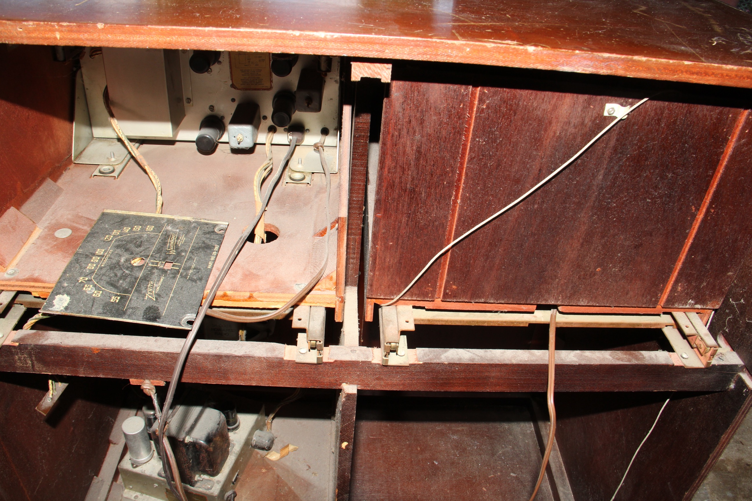 1940s Howard Model 909 Radio Phonograph Cabinet