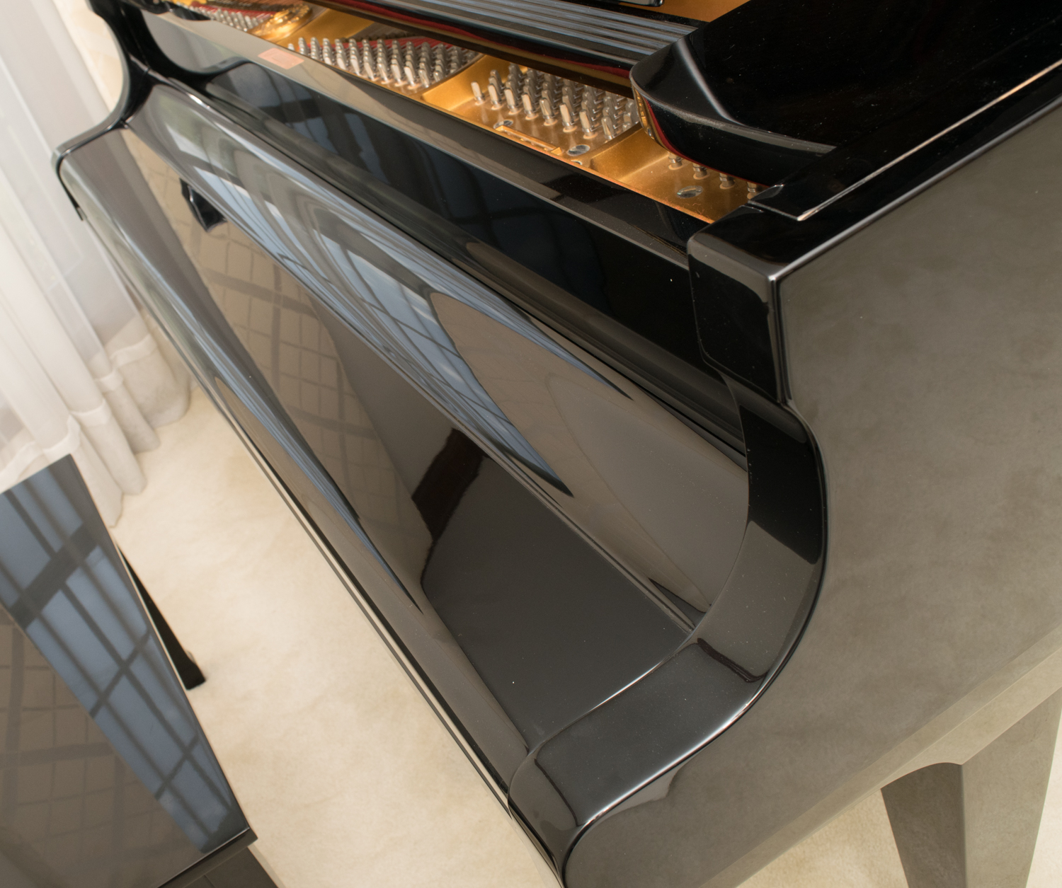Stunning Young Chang Polished Ebony G-185 Grand Piano