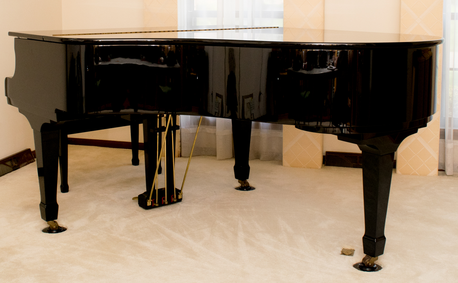 Stunning Young Chang Polished Ebony G-185 Grand Piano