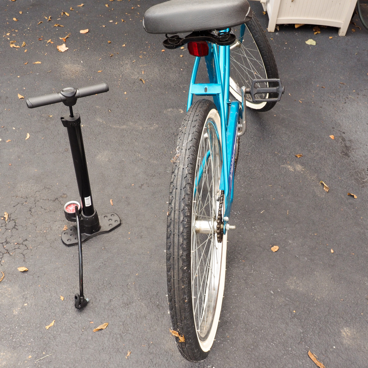 Murray Monterey Cruiser Bicycle and Bell Tire Pump