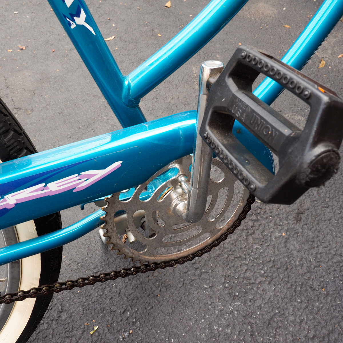 Murray Monterey Cruiser Bicycle and Bell Tire Pump