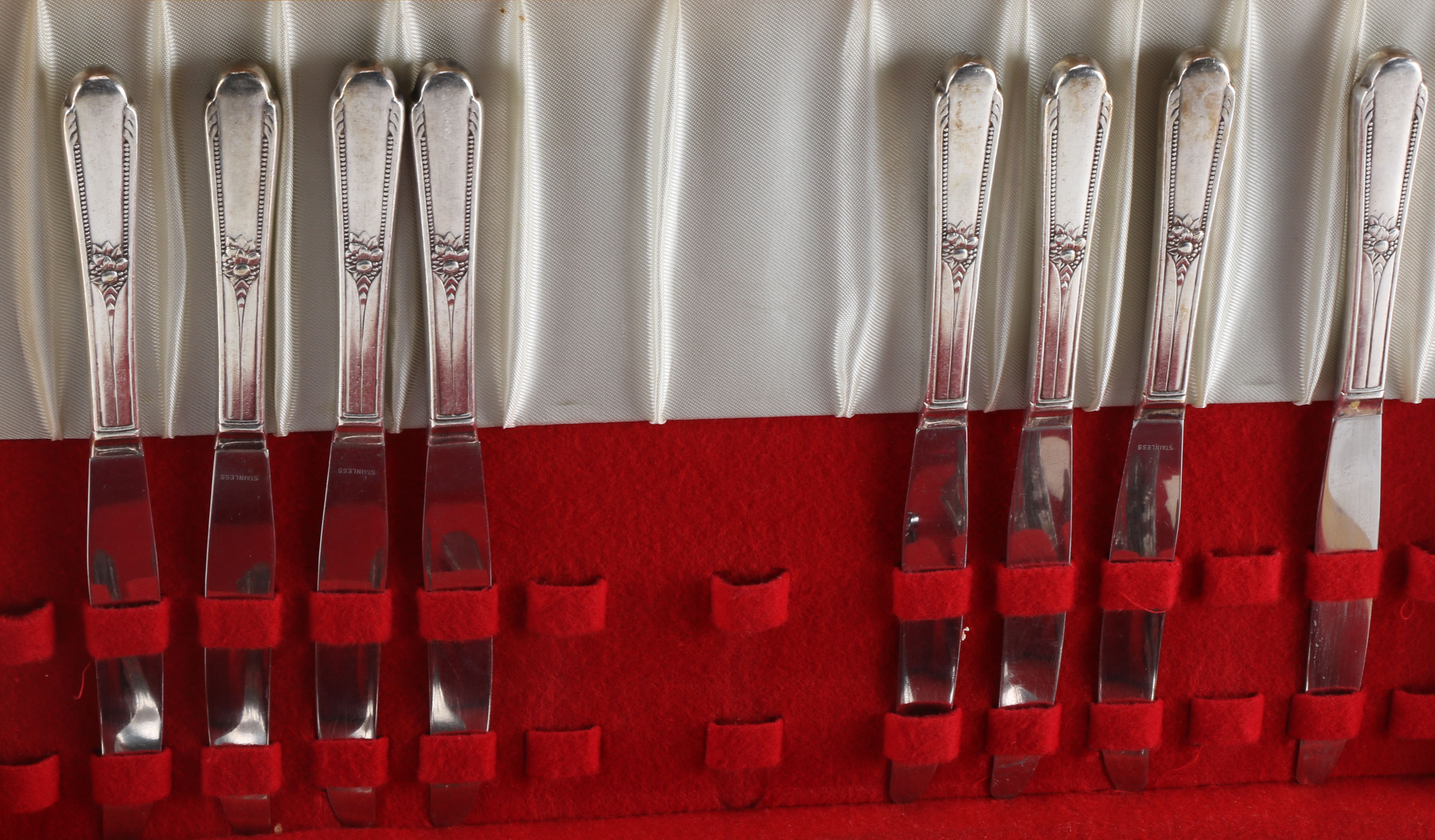 Wm. Rogers "Memory" Pattern Silver Plate Flatware with Stainless Steel Knife Blades