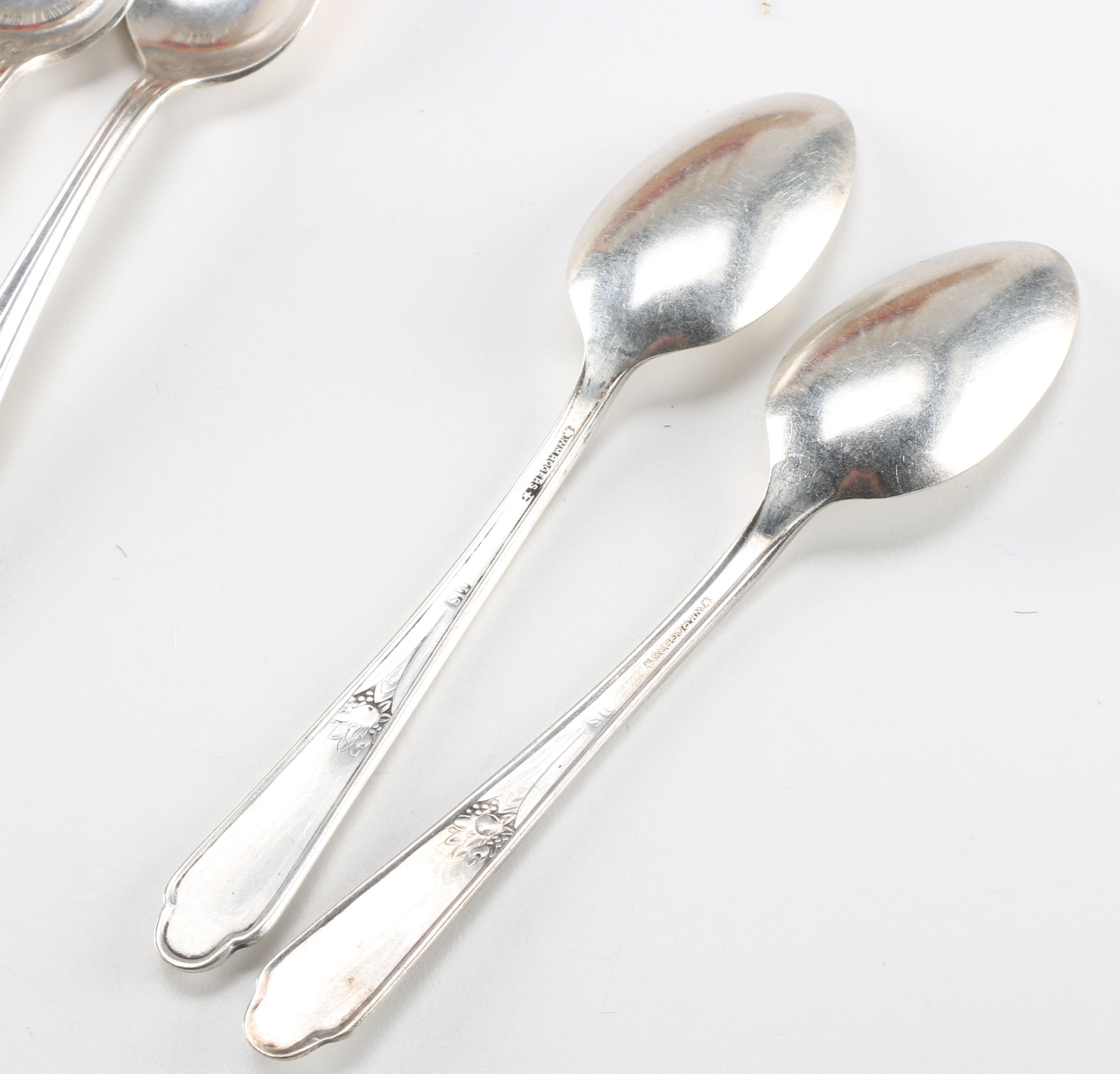 Wm. Rogers "Memory" Pattern Silver Plate Flatware with Stainless Steel Knife Blades