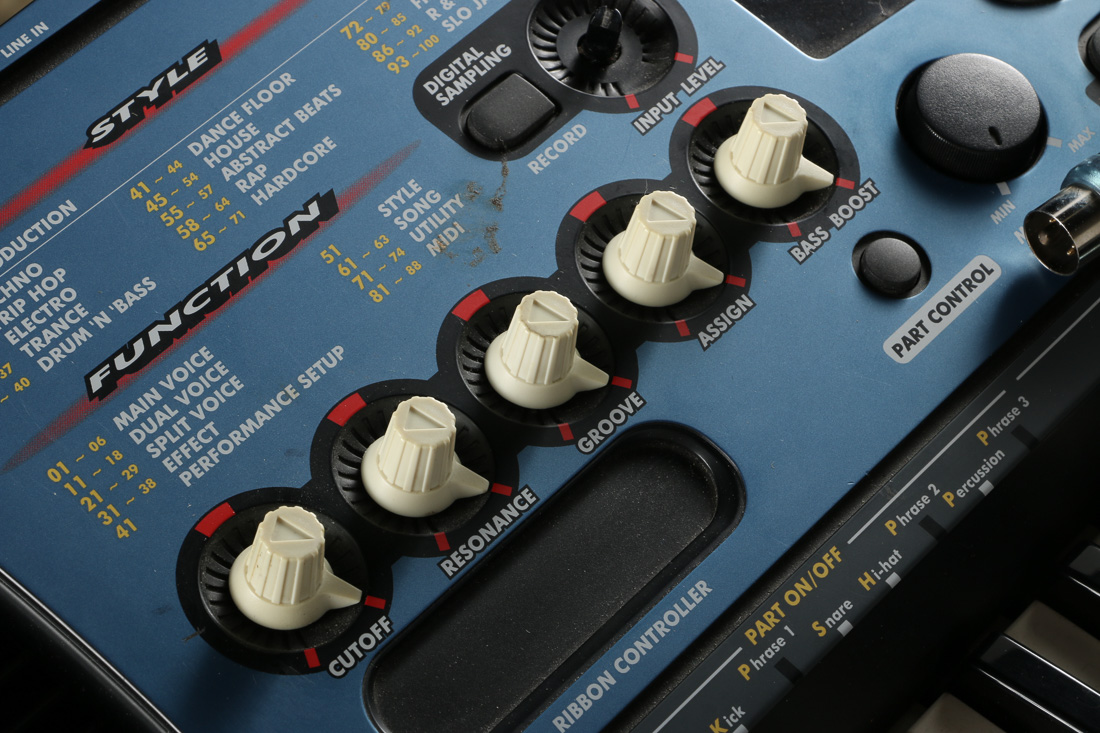 Yamaha DJX Electronic Keyboard With Stand