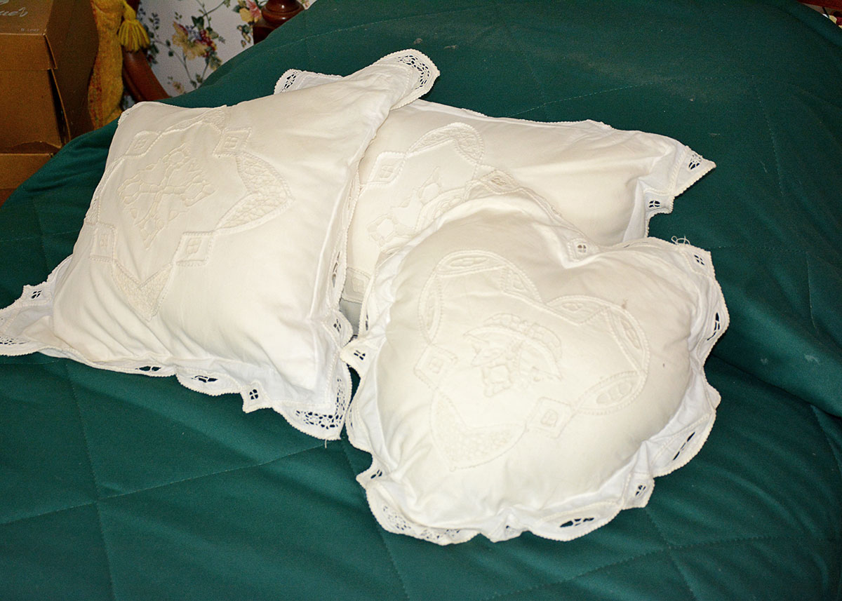 Vintage Twin Size Headboard with Frame and Bedding