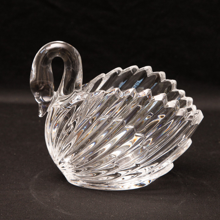 Gloria Vanderbilt Crystal Swan Vase
