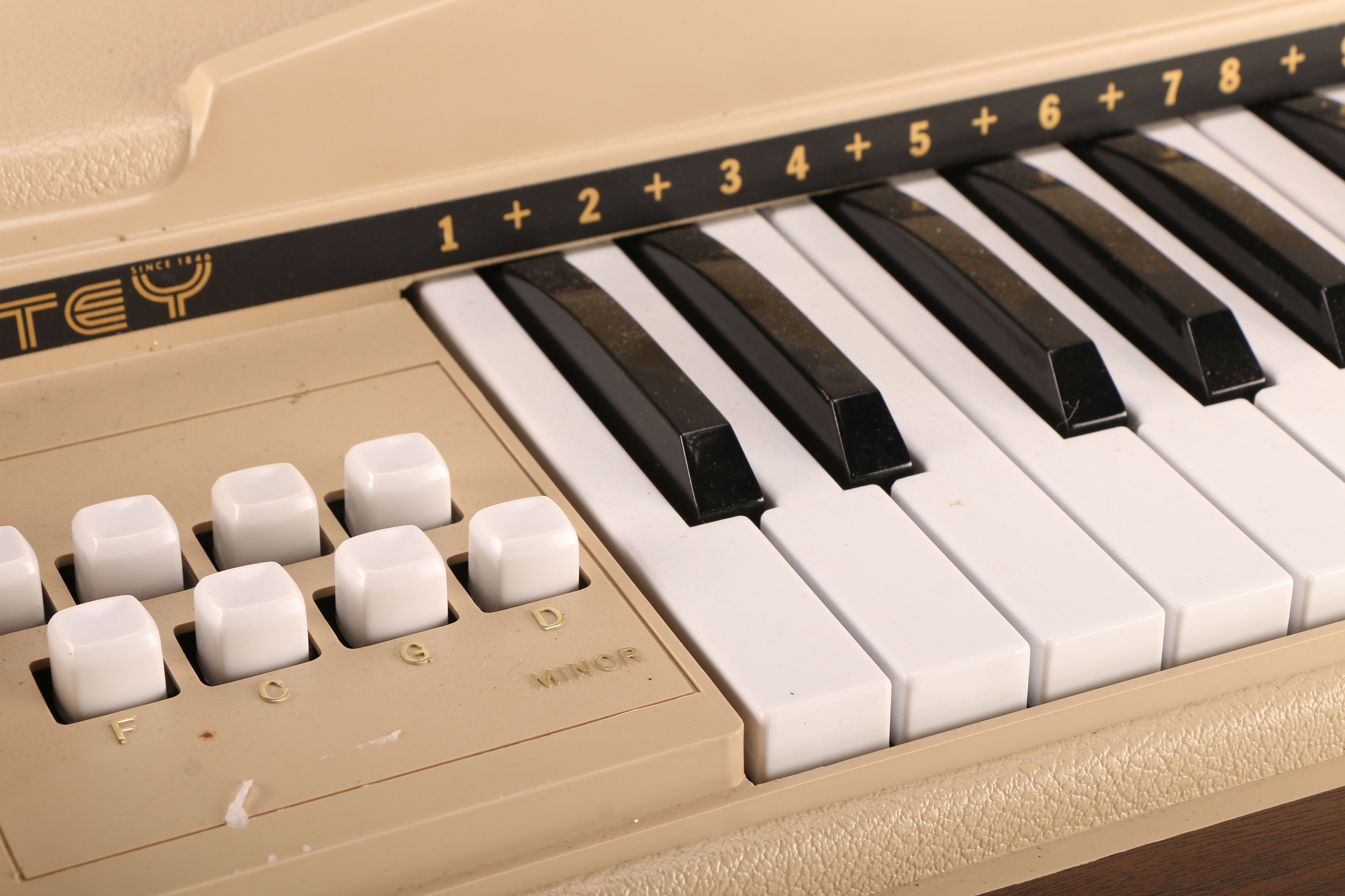 Vintage Circa 1955 Estey Model 1025 Tabletop Electric Chord Organ