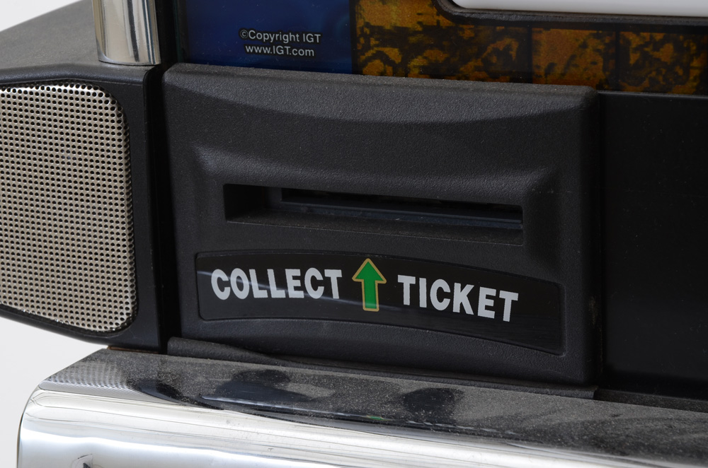 "Denver Duck and the Quest for the Golden Egg" Slot Machine