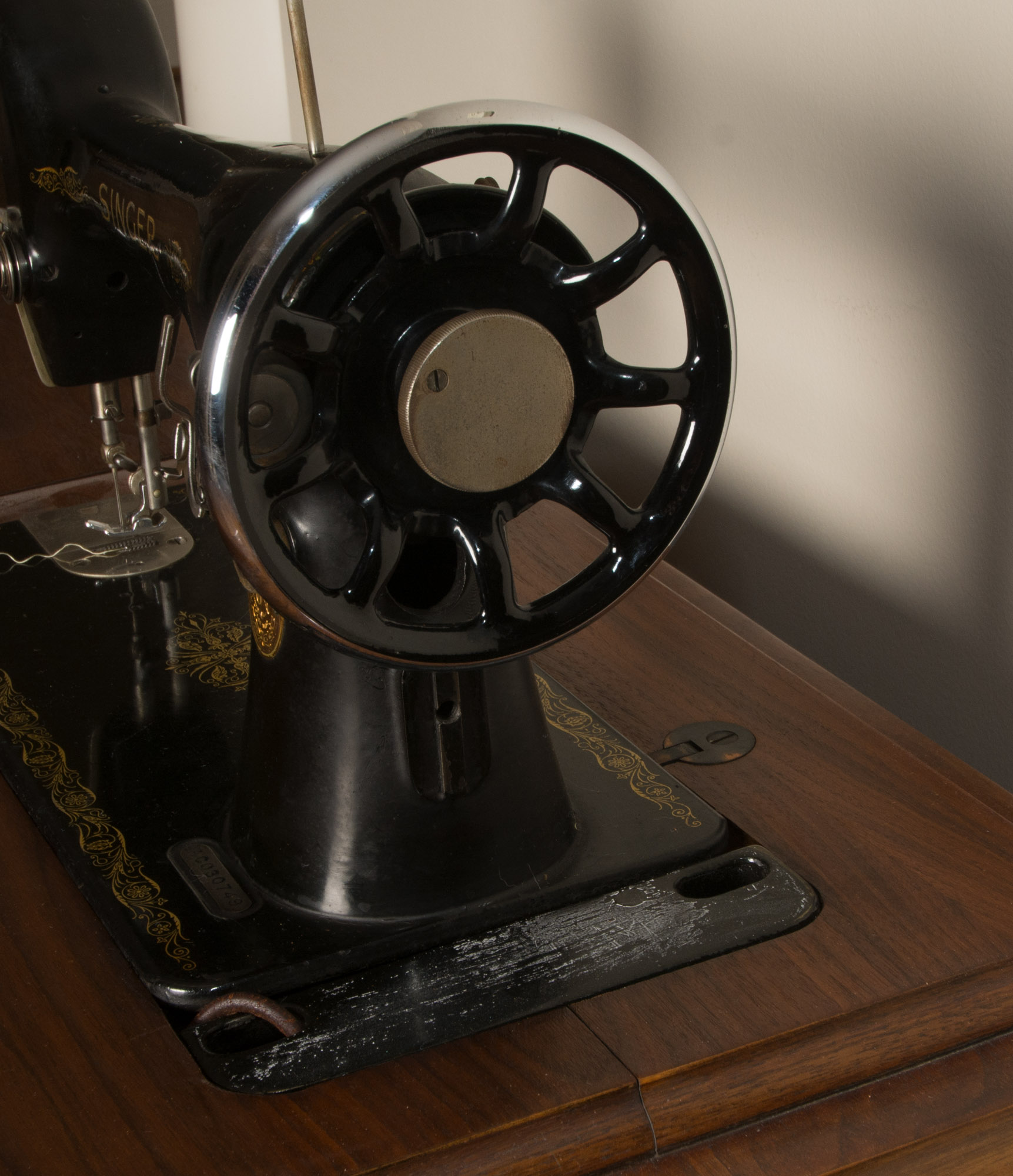 Circa 1941 Singer Sewing Machine Cabinet