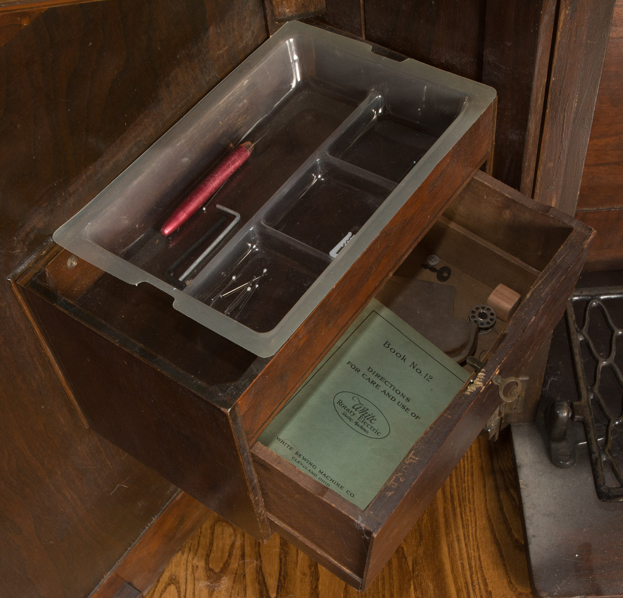 Circa 1941 Singer Sewing Machine Cabinet