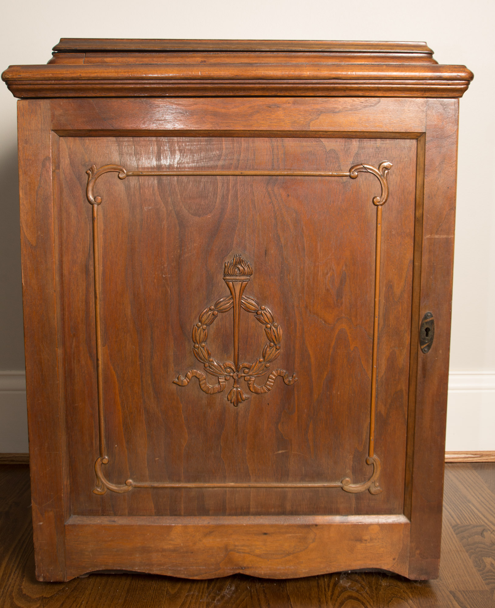 Circa 1941 Singer Sewing Machine Cabinet