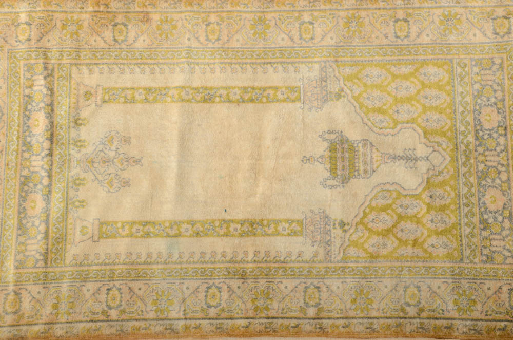 Hand-Tufted Ghiordes Style Prayer Rug