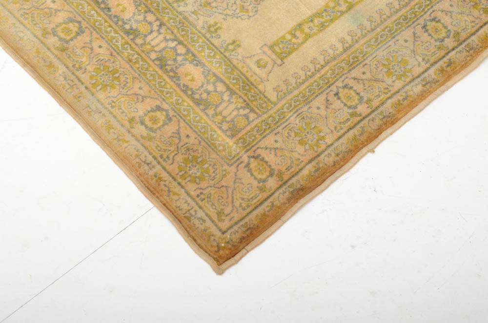 Hand-Tufted Ghiordes Style Prayer Rug