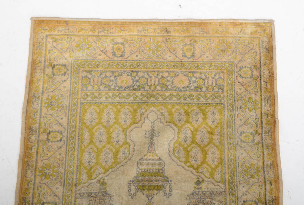 Hand-Tufted Ghiordes Style Prayer Rug