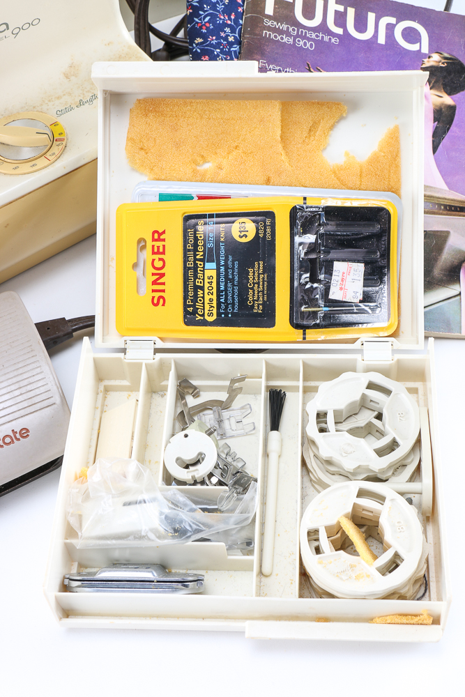 Futura 900 Vintage Singer Sewing Machine