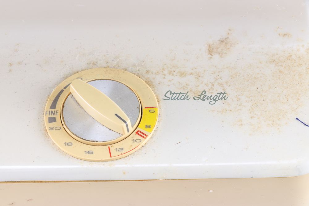 Futura 900 Vintage Singer Sewing Machine