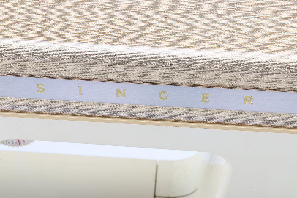 Futura 900 Vintage Singer Sewing Machine