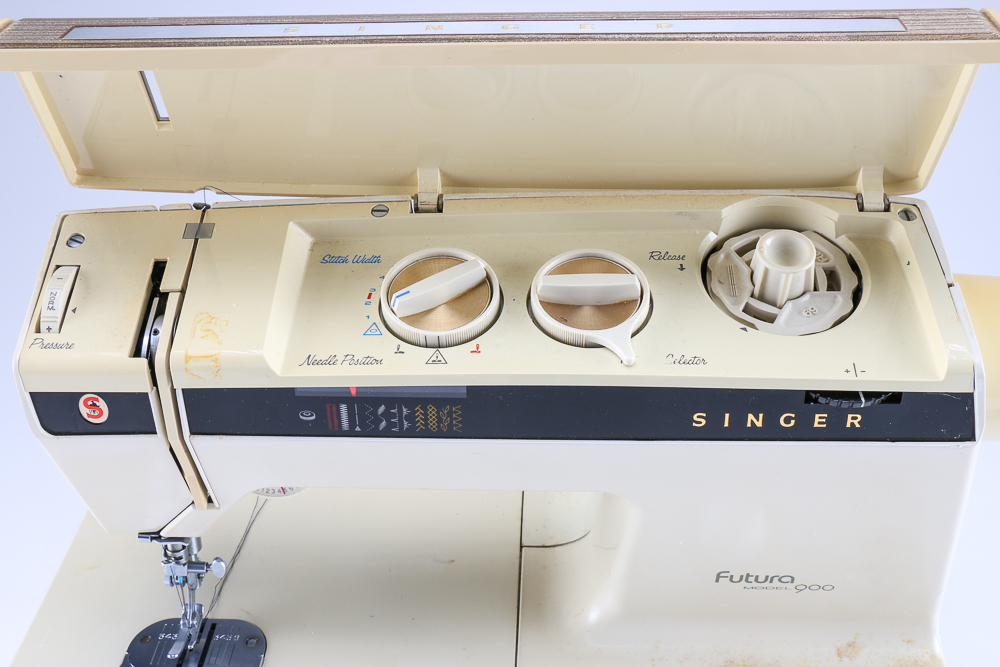 Futura 900 Vintage Singer Sewing Machine