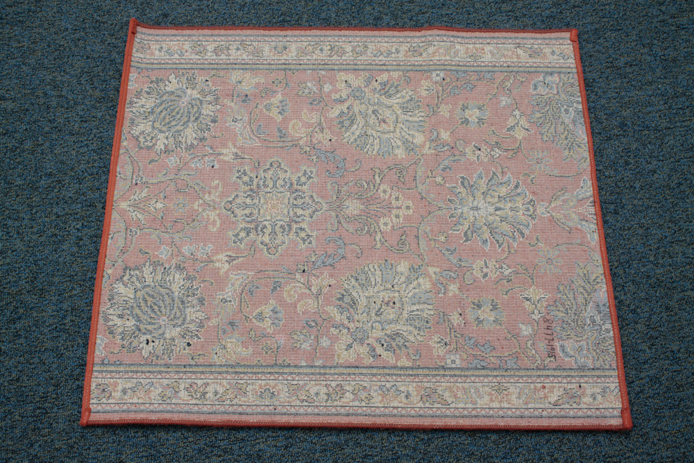 Machine Made Palmette Design Accent Rug