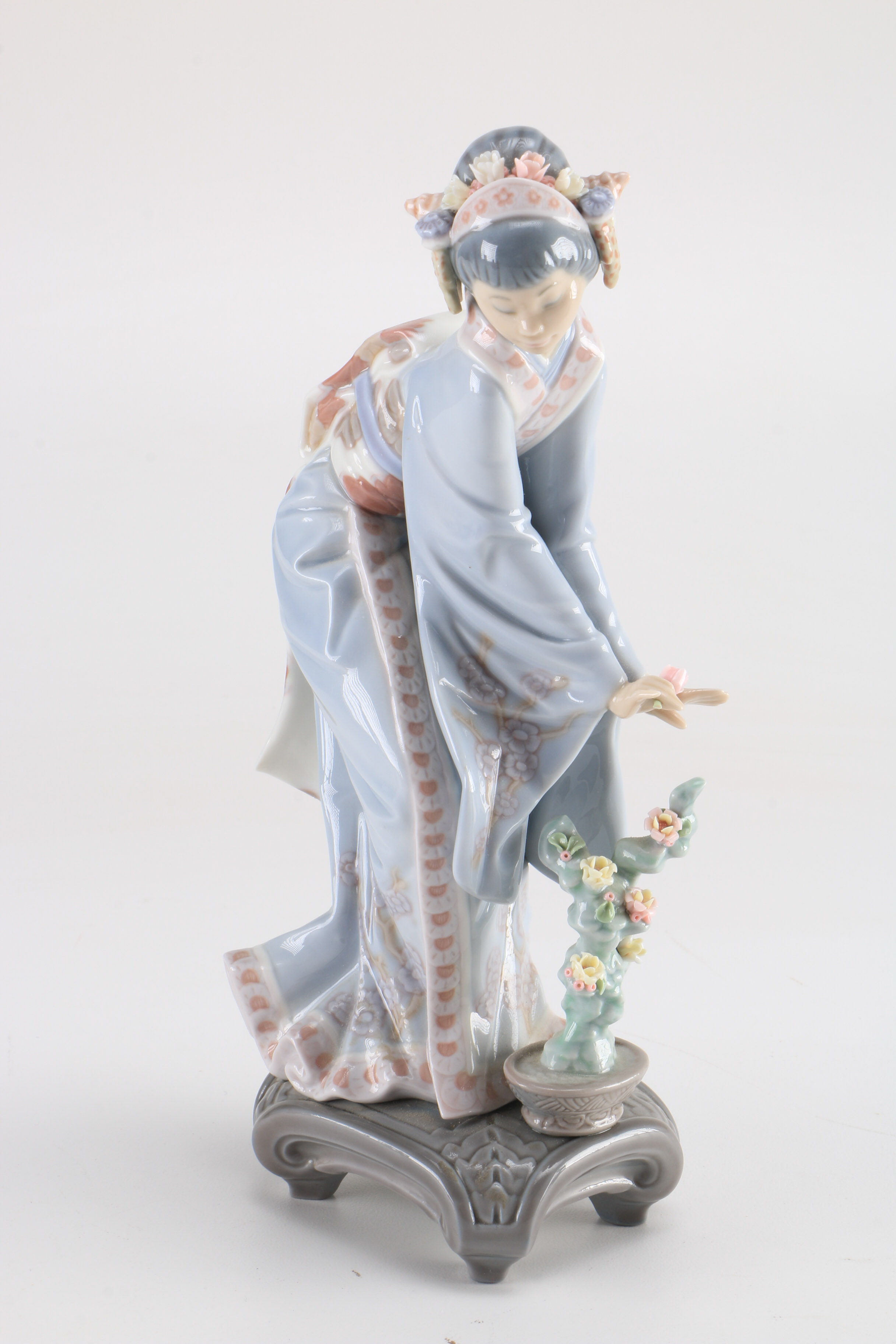 Pair of Lladró Porcelain Figurines Depicting Japanese Women