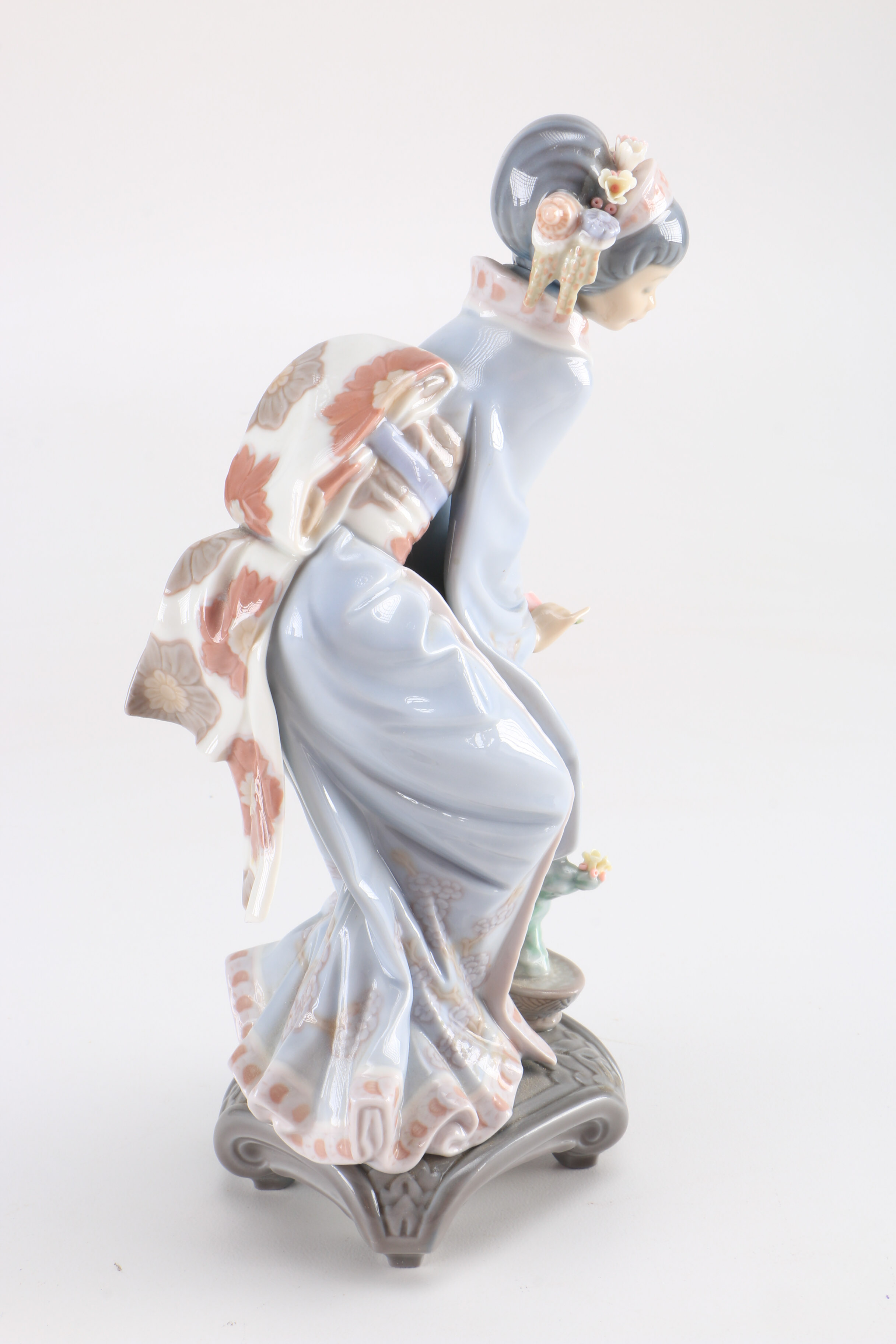 Pair of Lladró Porcelain Figurines Depicting Japanese Women