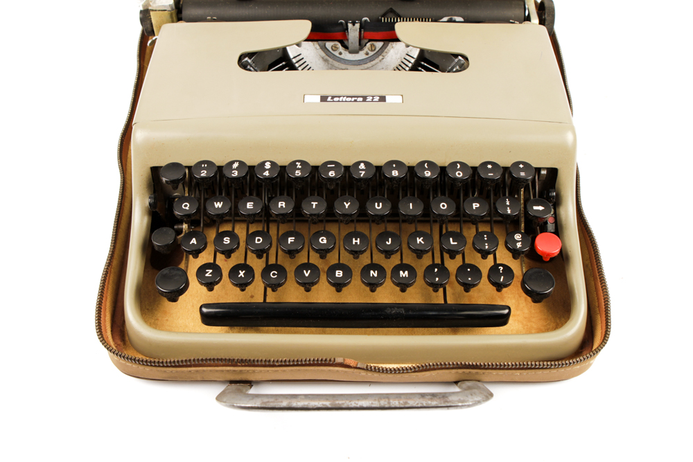 Vintage Olivetti Lettera 22 Typewriter with Carrying Case