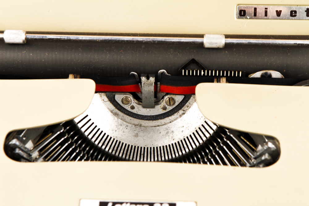 Vintage Olivetti Lettera 22 Typewriter with Carrying Case