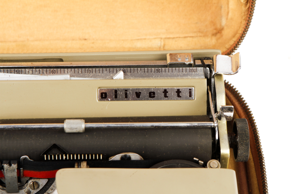 Vintage Olivetti Lettera 22 Typewriter with Carrying Case