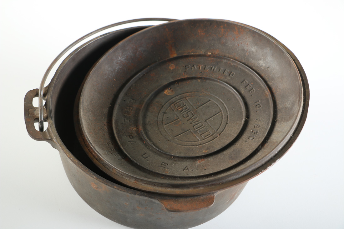 Vintage Cast Iron Griswold No. 8 "Tite-Top" Dutch Oven