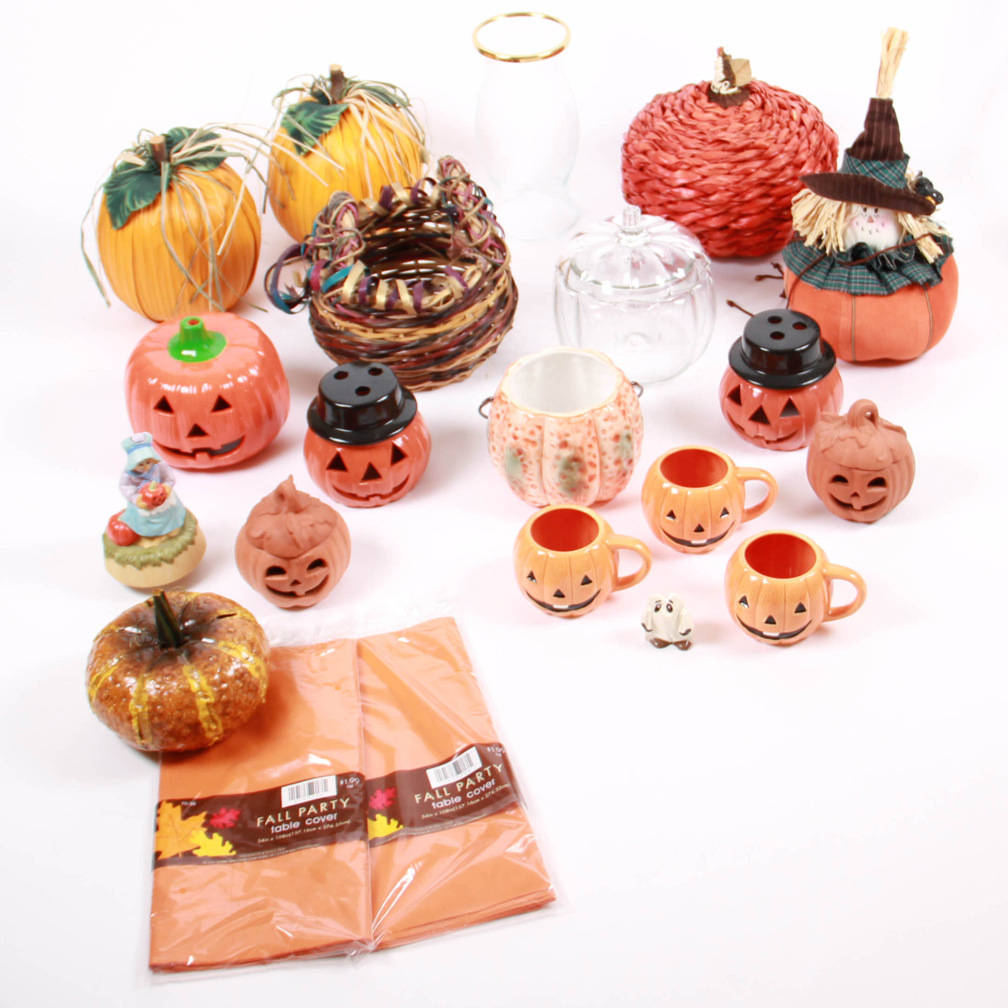 Selection of Fall and Halloween Decor EBTH